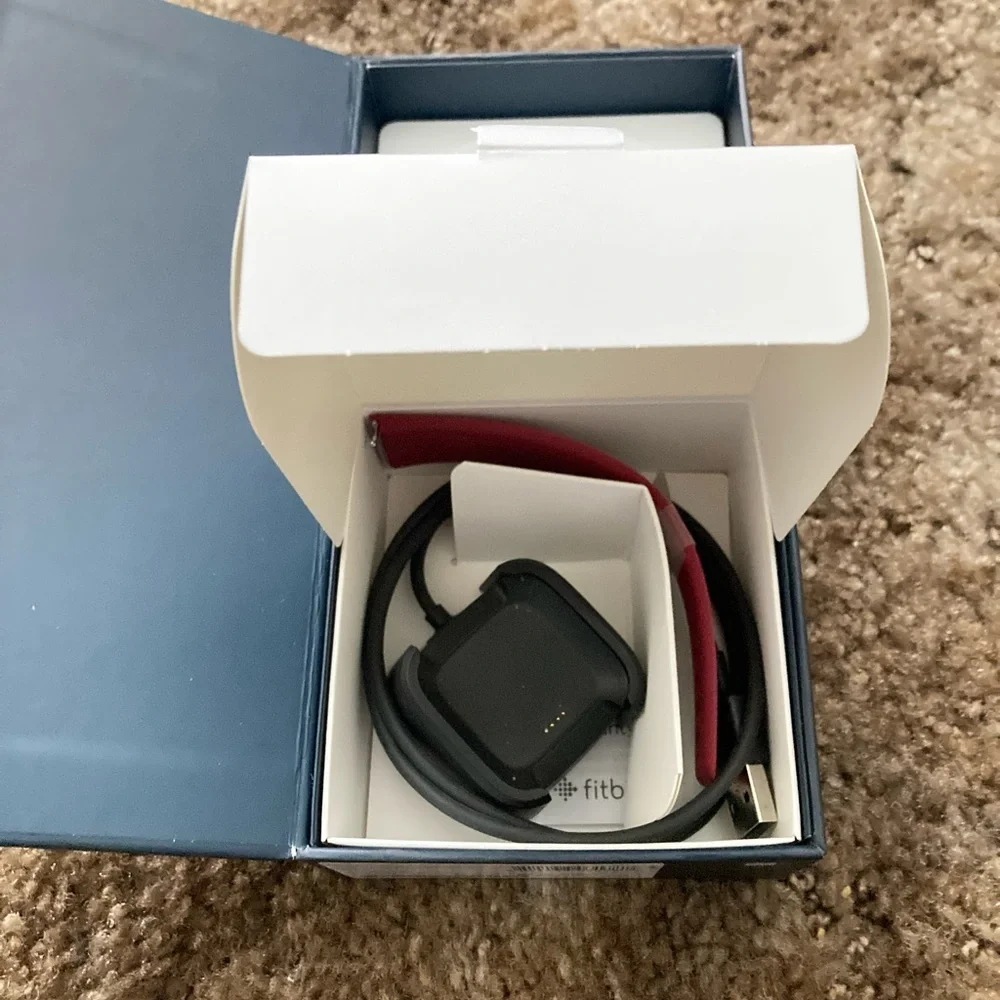 Rose Gold Fitbit Versa with Accessories all in excellent condition